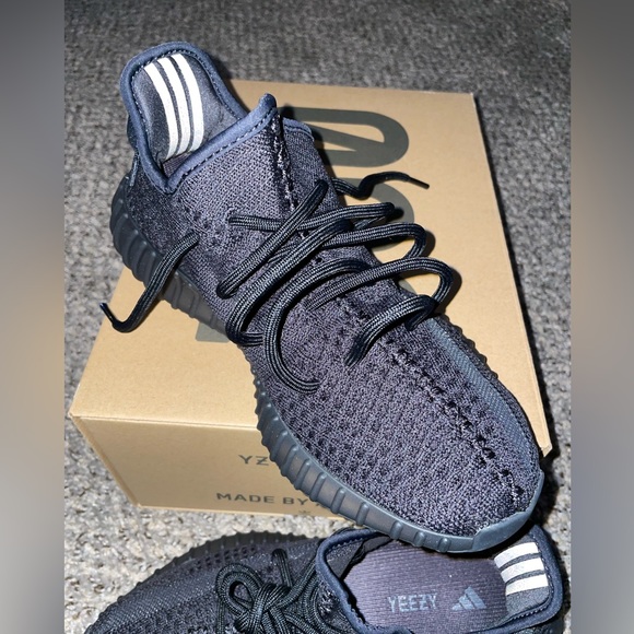 Onyx Yeezy boost 350 v2 Size:6.5mens - Picture 3 of 6